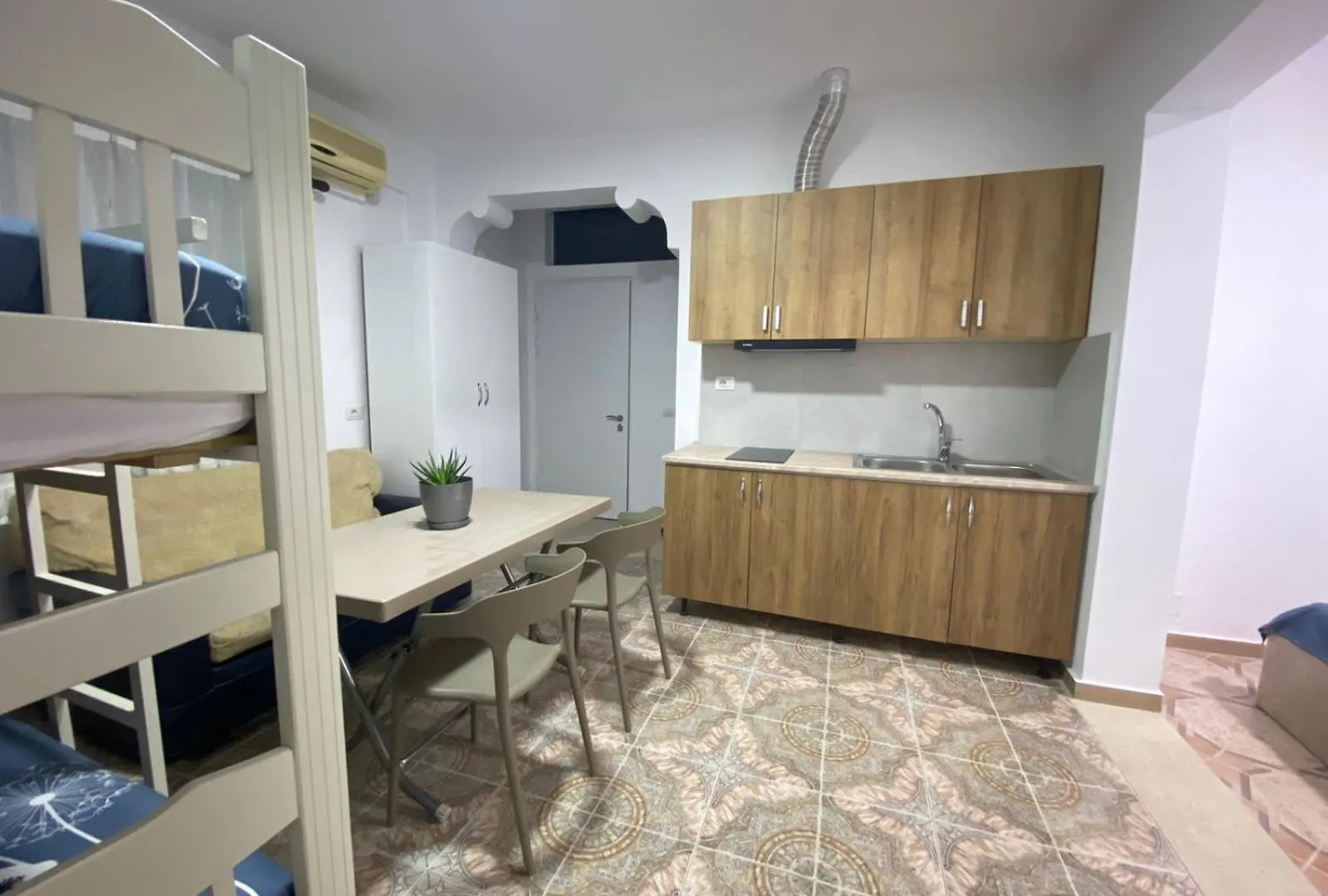 ゲストハウス Villa Arli&Eris Vlorë